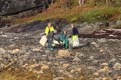 Våre frivillige Ann Eli, Åse Karine, Kirsten og Frank samler søppel på Årøya.
