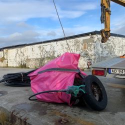 Lossing av marin forsøpling i Kristoffervalen på Vannøya.