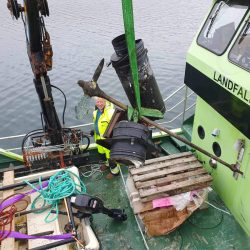 Kaptein Sørensen losser metallskrot fra Karlsøya.
