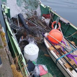 Lossing av marin forsøpling i Kristoffervalen på Vannøya.