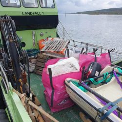 Lossing av marin forsøpling i Kristoffervalen på Vannøya.