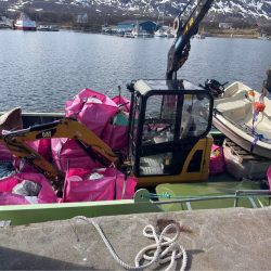 Lossing av marin forsøpling i Kristoffervalen på Vannøya.