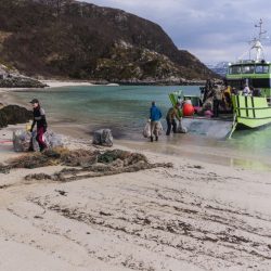 Lasting ombord i MS Landfall 1 på Storvollen.