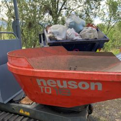 Frakt av marin forsøpling til container på Andøya.