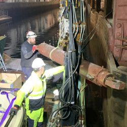 Vårt fartøy var helt utmerket til denne jobben. Her demonteres hovedsylinderen som vi frakter til Maritim Sveiseservice i Tromsø.